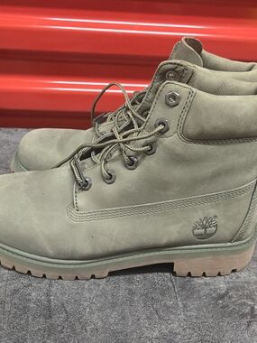 Timberland Woman 6-Inch Premium Boot - Olive Green Size 5.5